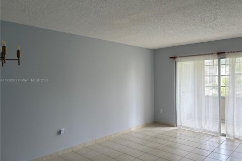 Купить кондоминиум в Пемброк-Пайнс, Флорида 2 спальни, 85.47м2, № 1499636 - фото 5