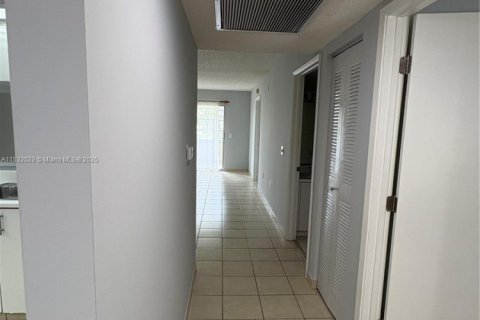 Купить кондоминиум в Пемброк-Пайнс, Флорида 2 спальни, 85.47м2, № 1499636 - фото 11