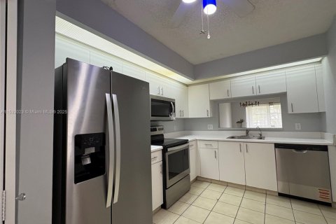 Купить кондоминиум в Пемброк-Пайнс, Флорида 2 спальни, 85.47м2, № 1499636 - фото 3