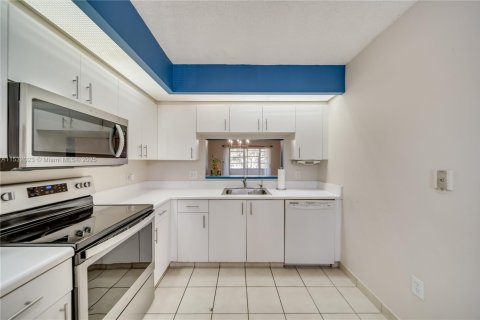 Купить кондоминиум в Пемброк-Пайнс, Флорида 2 спальни, 85.47м2, № 1499636 - фото 1