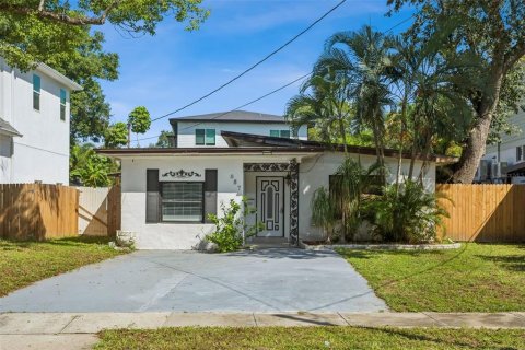 House in Tampa, Florida 4 bedrooms, 148.92 sq.m. № 2353399