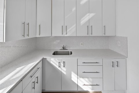 Apartment in Miami Beach, Florida 2 bedrooms № 1994097 - photo 9