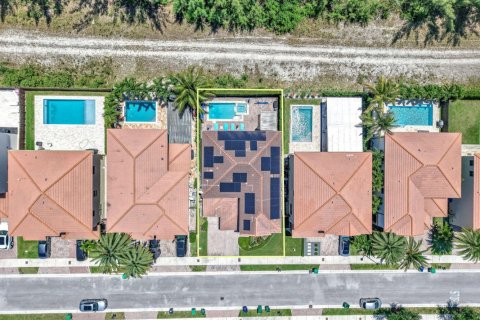 House in Doral, Florida 4 bedrooms, 290.6 sq.m. № 2078419 - photo 10