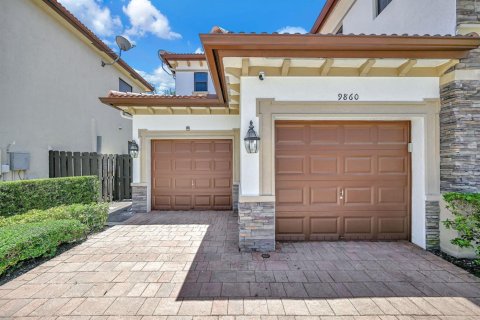 House in Doral, Florida 4 bedrooms, 290.6 sq.m. № 2078419 - photo 8