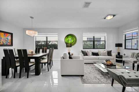 House in Doral, Florida 4 bedrooms, 290.6 sq.m. № 2078419 - photo 23