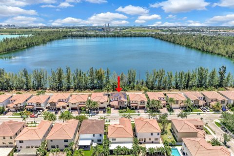 House in Doral, Florida 4 bedrooms, 290.6 sq.m. № 2078419 - photo 12