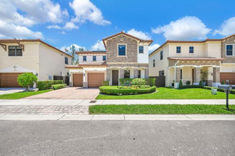 House in Doral, Florida 4 bedrooms, 290.6 sq.m. № 2078419 - photo 4