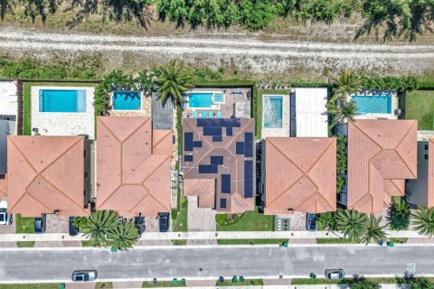 House in Doral, Florida 4 bedrooms, 290.6 sq.m. № 2078419 - photo 11