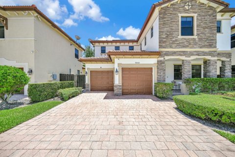 House in Doral, Florida 4 bedrooms, 290.6 sq.m. № 2078419 - photo 3