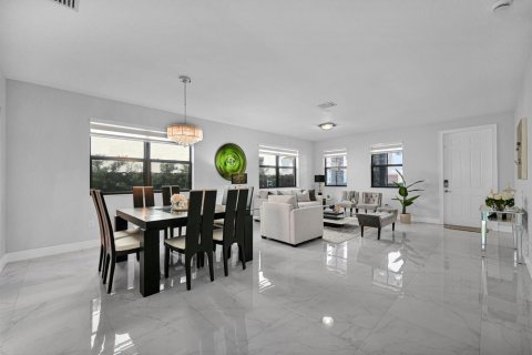 House in Doral, Florida 4 bedrooms, 290.6 sq.m. № 2078419 - photo 24