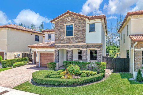 House in Doral, Florida 4 bedrooms, 290.6 sq.m. № 2078419 - photo 2