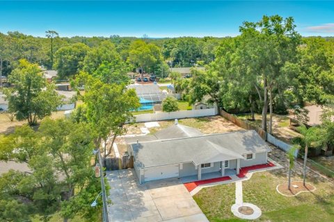 House in Fruitland Park, Florida 3 bedrooms, 166.57 sq.m. № 2195659 - photo 2