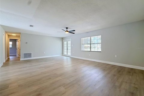 House in Fruitland Park, Florida 3 bedrooms, 166.57 sq.m. № 2195659 - photo 5