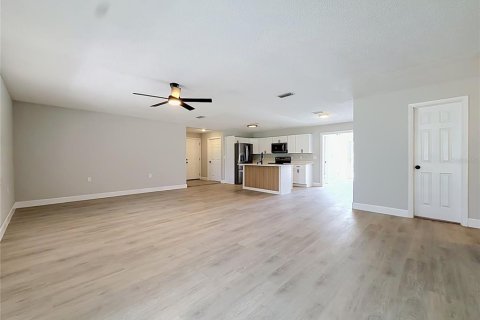 House in Fruitland Park, Florida 3 bedrooms, 166.57 sq.m. № 2195659 - photo 4