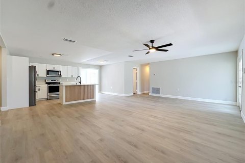 House in Fruitland Park, Florida 3 bedrooms, 166.57 sq.m. № 2195659 - photo 10