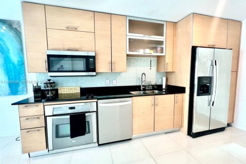Condo in Miami, Florida, 1 bedroom  № 2001517 - photo 4