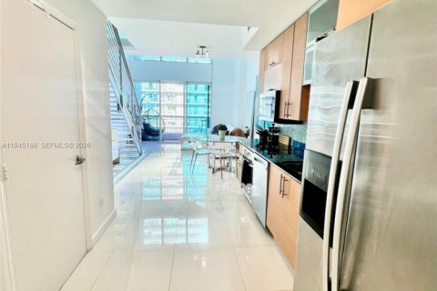 Condo in Miami, Florida, 1 bedroom  № 2001517 - photo 3