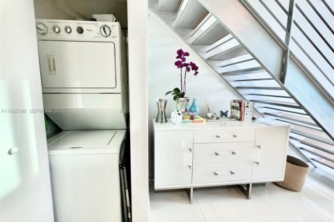 Condo in Miami, Florida, 1 bedroom  № 2001517 - photo 6