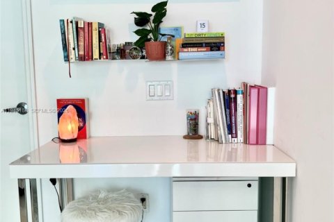 Condo in Miami, Florida, 1 bedroom  № 2001517 - photo 16