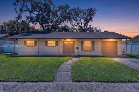 House in Tampa, Florida 3 bedrooms, 150.04 sq.m. № 2392839 - photo 2