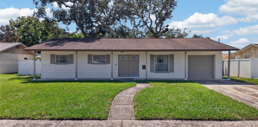 House in Tampa, Florida 3 bedrooms, 150.04 sq.m. № 2392839