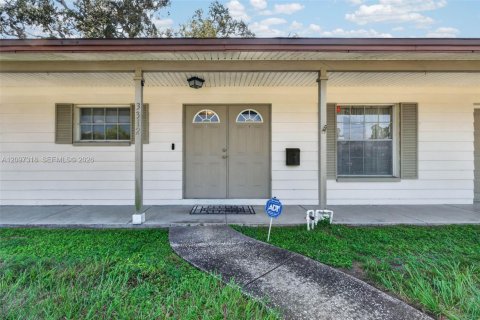 House in Tampa, Florida 3 bedrooms, 150.04 sq.m. № 2392839 - photo 4