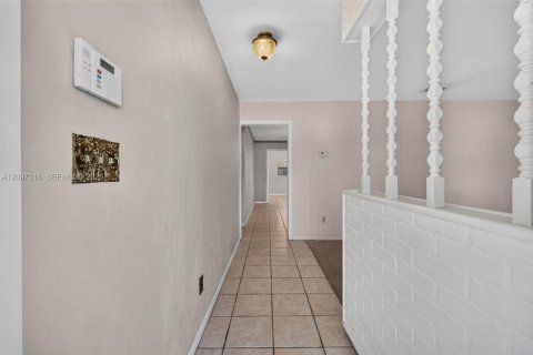 House in Tampa, Florida 3 bedrooms, 150.04 sq.m. № 2392839 - photo 5