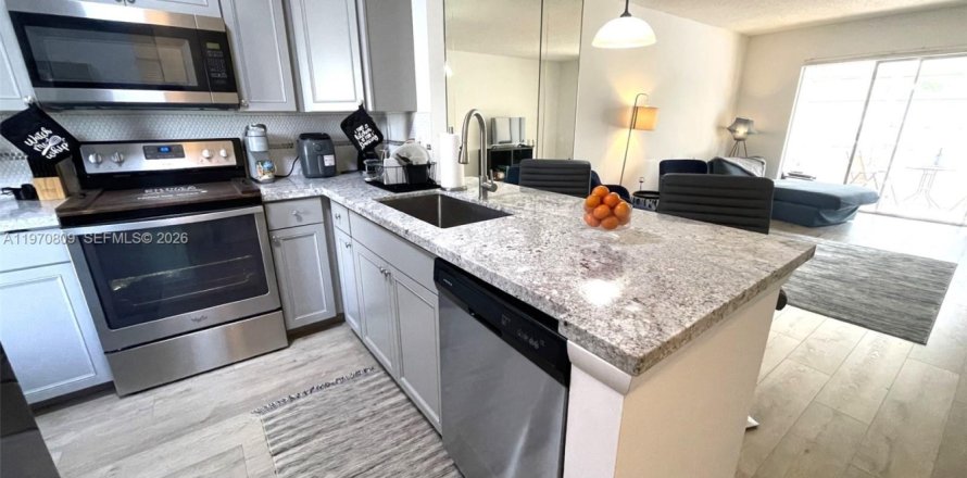 Condominio en Lauderdale Lakes, Florida, 2 dormitorios  № 2031175