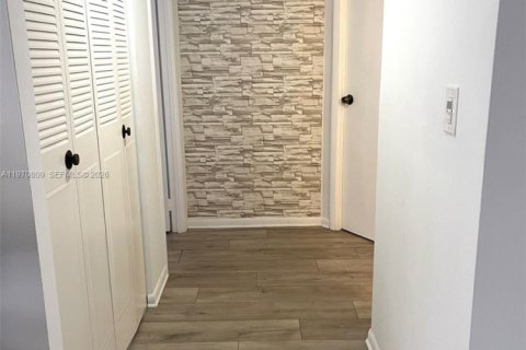 Condominio en venta en Lauderdale Lakes, Florida, 2 dormitorios, 87.7 m2 № 2031175 - foto 12