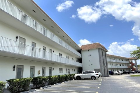 Condominio en venta en Lauderdale Lakes, Florida, 2 dormitorios, 87.7 m2 № 2031175 - foto 2