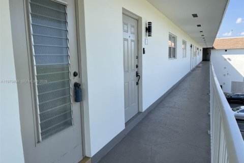 Condominio en venta en Lauderdale Lakes, Florida, 2 dormitorios, 87.7 m2 № 2031175 - foto 5