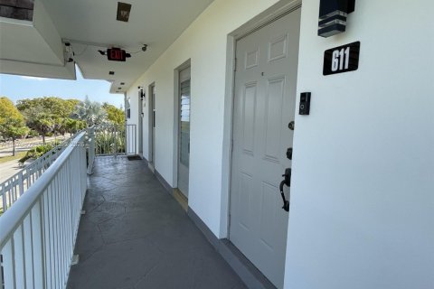 Condominio en venta en Lauderdale Lakes, Florida, 2 dormitorios, 87.7 m2 № 2031175 - foto 4