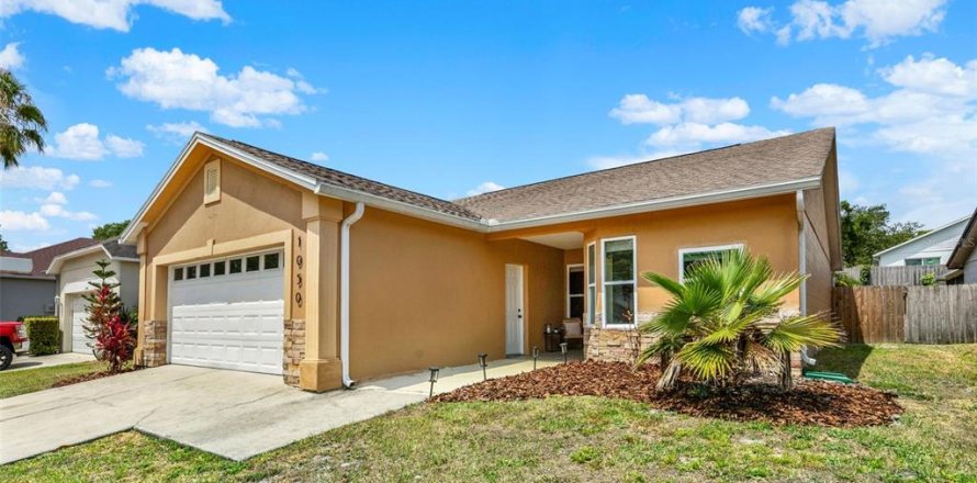 House in Oviedo, Florida 3 bedrooms, 129.41 sq.m. № 1677812