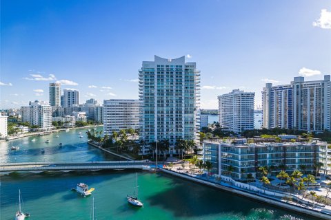 Copropriété à louer à Miami Beach, Floride: 3 chambres, 441.29 m2 № 2084225 - photo 1