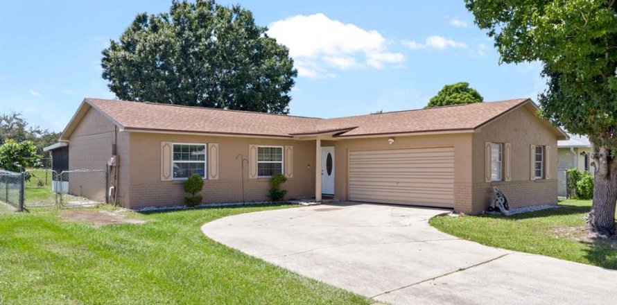 House in Kissimmee, Florida 3 bedrooms, 110.74 sq.m. № 1900095