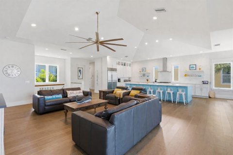House in Anna Maria, Florida 4 bedrooms, 283.82 sq.m. № 2141612 - photo 9