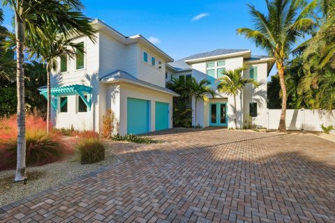 House in Anna Maria, Florida 4 bedrooms, 283.82 sq.m. № 2141612 - photo 2