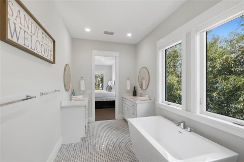 House in Anna Maria, Florida 4 bedrooms, 283.82 sq.m. № 2141612 - photo 22