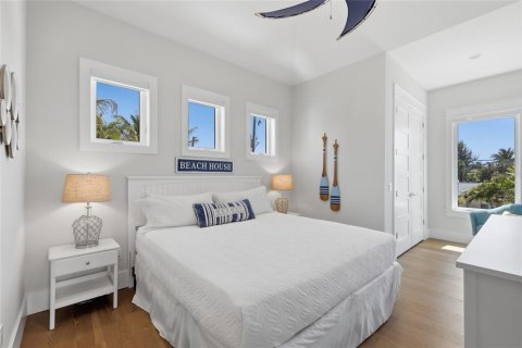 House in Anna Maria, Florida 4 bedrooms, 283.82 sq.m. № 2141612 - photo 27