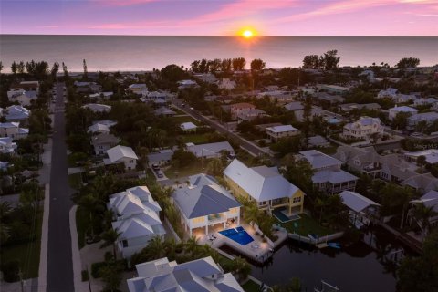 House in Anna Maria, Florida 4 bedrooms, 283.82 sq.m. № 2141612 - photo 6