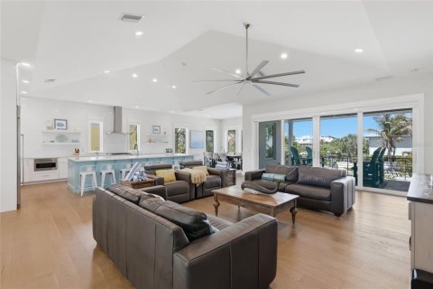 House in Anna Maria, Florida 4 bedrooms, 283.82 sq.m. № 2141612 - photo 7