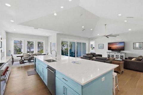House in Anna Maria, Florida 4 bedrooms, 283.82 sq.m. № 2141612 - photo 14