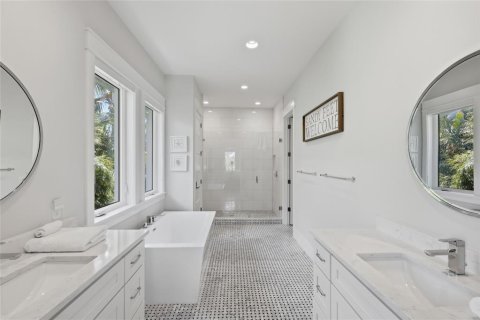 House in Anna Maria, Florida 4 bedrooms, 283.82 sq.m. № 2141612 - photo 21