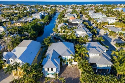 House in Anna Maria, Florida 4 bedrooms, 283.82 sq.m. № 2141612 - photo 3
