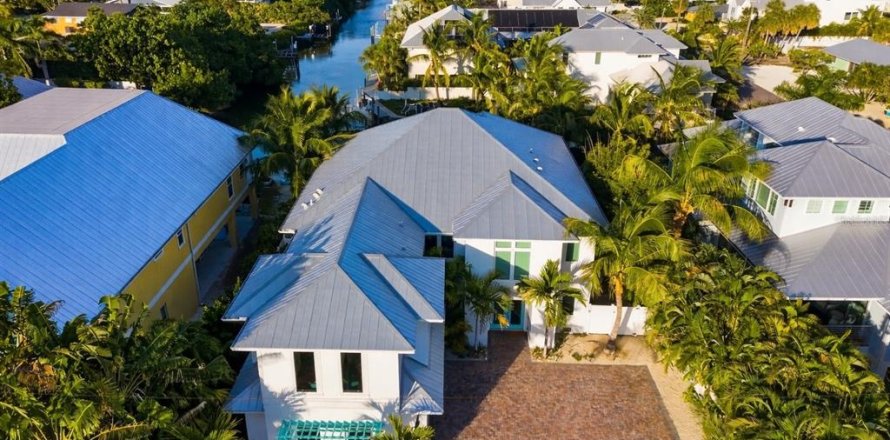 House in Anna Maria, Florida 4 bedrooms, 283.82 sq.m. № 2141612