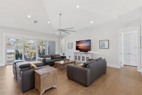 House in Anna Maria, Florida 4 bedrooms, 283.82 sq.m. № 2141612 - photo 8