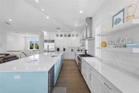 House in Anna Maria, Florida 4 bedrooms, 283.82 sq.m. № 2141612 - photo 12