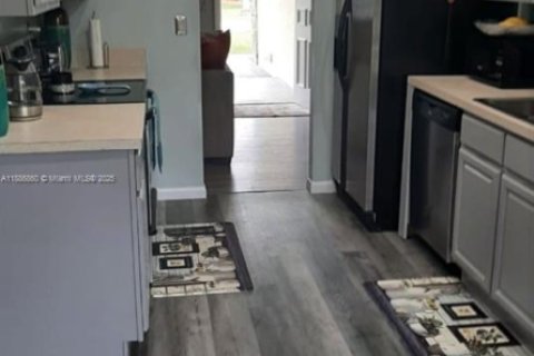 House in Sebring, Florida 3 bedrooms № 1933745 - photo 10