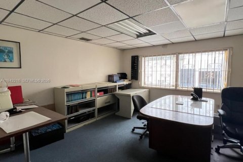 Commercial property in Hialeah, Florida № 2000975 - photo 8
