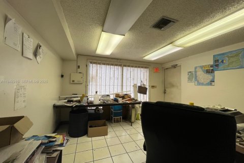 Commercial property in Hialeah, Florida № 2000975 - photo 2